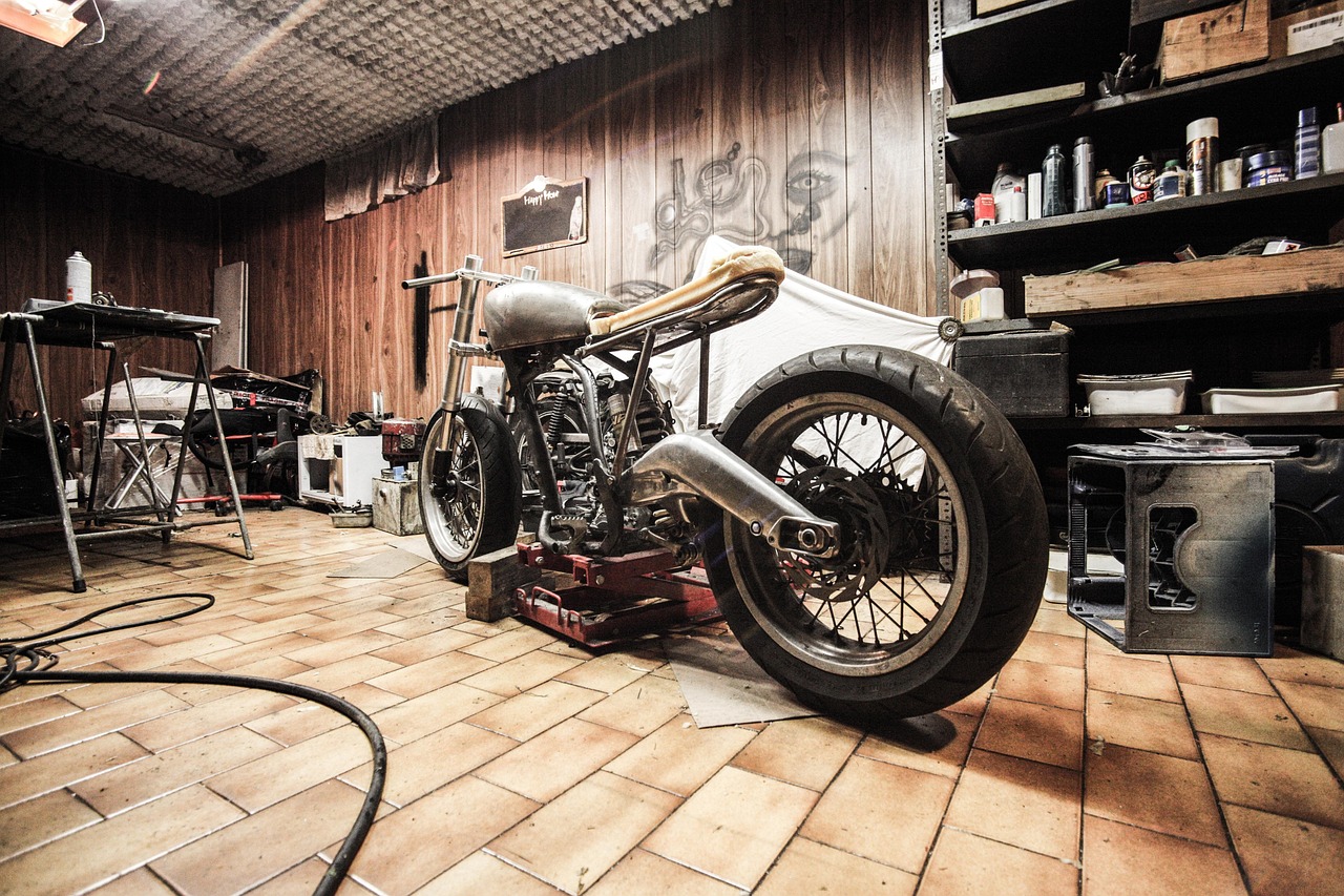 Zalety zabezpieczenia motocykla folią PPF: ochrona lakieru przed zarysowaniami, UV i odpryskami